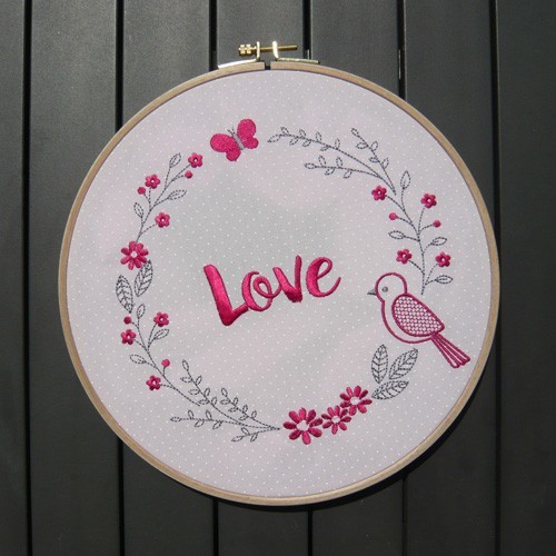 Cadre rond, broderie love